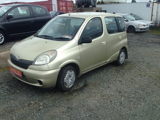 2000 TOYOTA YARIS Verso 1.3 Luna for breaking