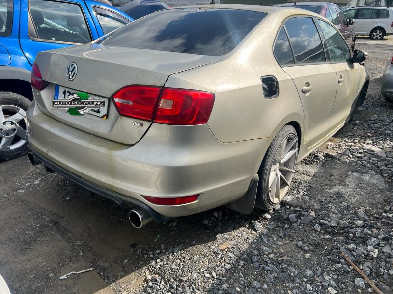 2013 VOLKSWAGEN JETTA 1.6 TDI MANUAL 6SPEED FWD 105HP 4DR for breaking