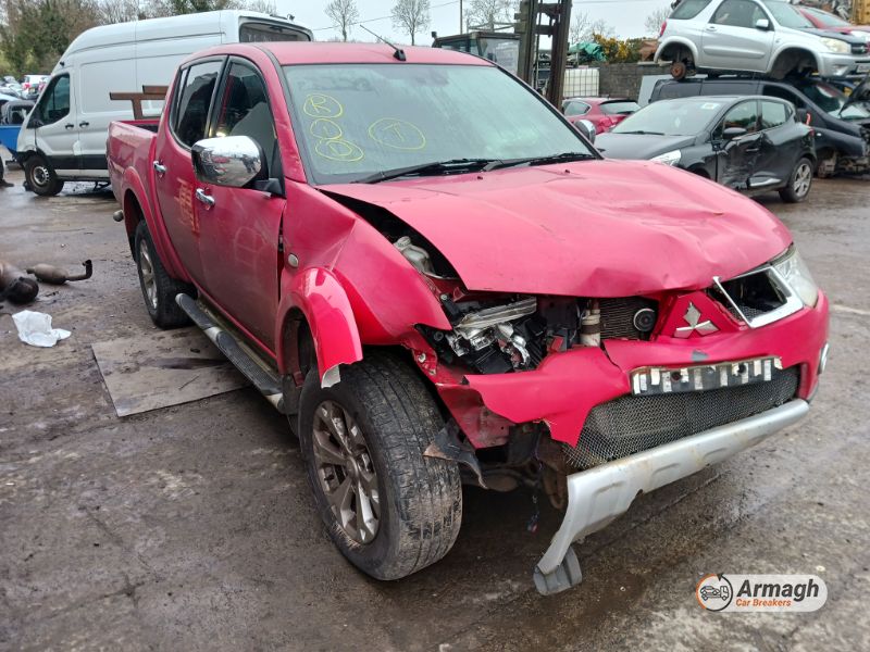 2014 MITSUBISHI L200 BARBARIAN LB DCB DI-D 4X4 for breaking