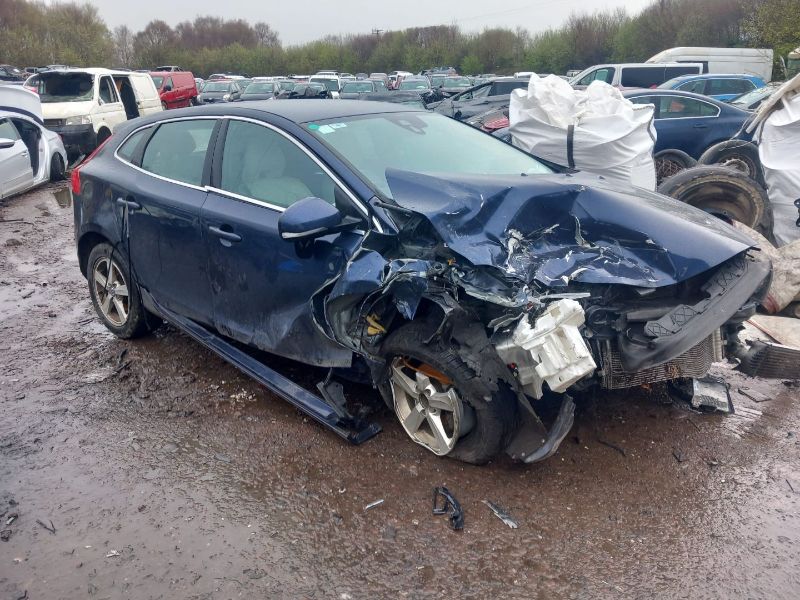 2014 VOLVO V40 D2 SE 5DR for breaking