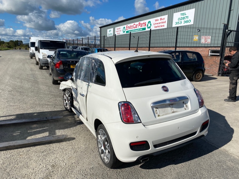 2015 FIAT 500 S for breaking