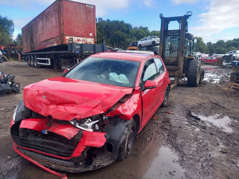 2015 VOLKSWAGEN GOLF TRENDLINE 1.6 TDI MANUAL 5SPEED 90 3DR for breaking