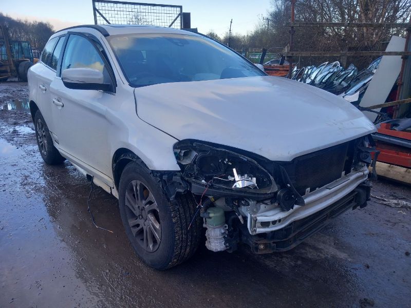 2015 VOLVO XC60 D4 FWD SE 5DR for breaking