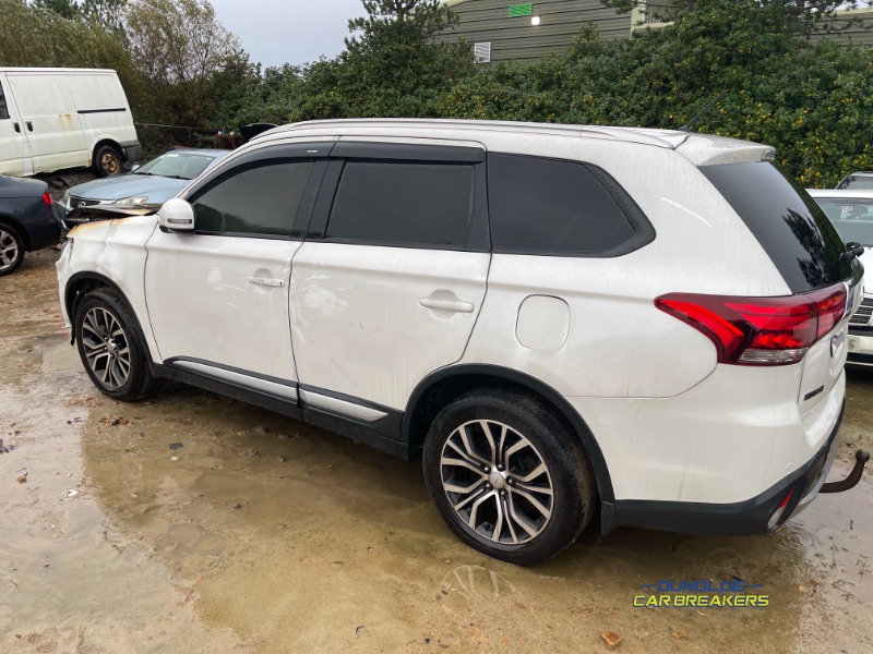 2016 MITSUBISHI OUTLANDER 16MY 4WD 6 6AT 7S 4DR for breaking