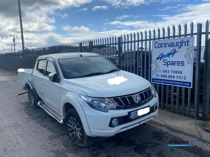 2017 MITSUBISHI L200 DID TITANIUM 4WD D/C 178BHP 2.5 CR 4WORK 4DR for breaking