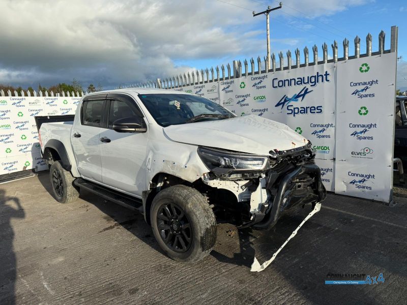 2023 TOYOTA HILUX 2.8 DSL ROGUE 4X4 D/C 4DR for breaking